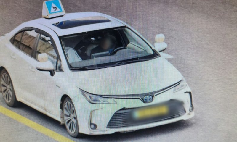 דוגמה אישית? השוטרים נדהמו: גם מורה הנהיגה וגם התלמיד השתמשו בנייד באמצע הנסיעה