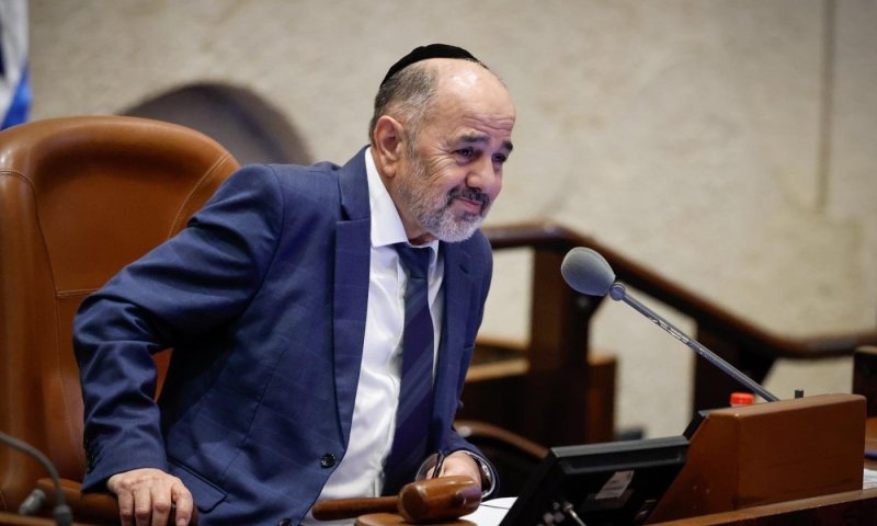 פעיל הימין מרדכי דוד הצית את המליאה: מרגי תקף את לזימי 