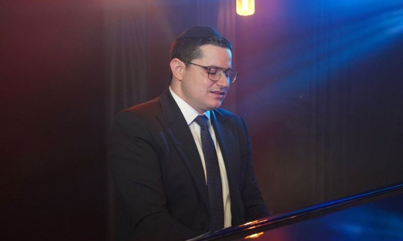 "בכל דור ודור" רפאל מלול בקליפ כשר לפסח!