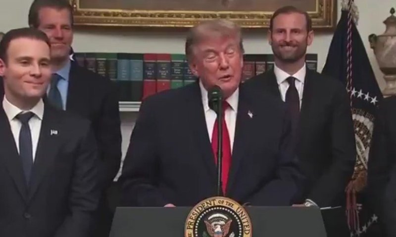 הנוכחים התפקעו מצחוק: טרמאפ ממשיך לפרגן לעצמו - "קראתי לחוק על שמי 'חוק הגאונות'"