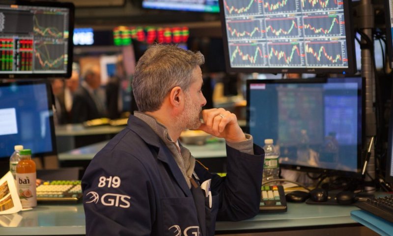 טלטלה עולמית בשווקים - מחיר הנפט צונח, וול סטריט עולה