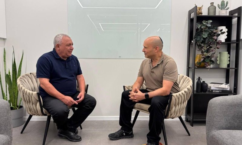 הקרב על הנהגת הגוש: זו ה"הצעה הנדיבה" של בנט לאיזנקוט