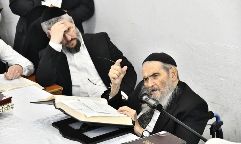התרגשות: הגר"י הקר חזר למסור שיעור בישיבה לאחר שהיה במצב קשה