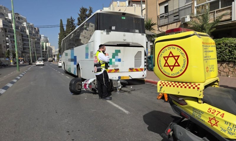 רוכב אופנוע התנגש באוטובוס בבני ברק - ונפצע קשה בראשו