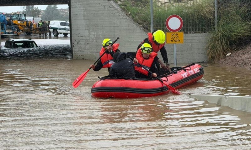 לכודים על גגות הרכבים, הצפות ענק ושיטפונות: תיעודים מטורפים מהסערה