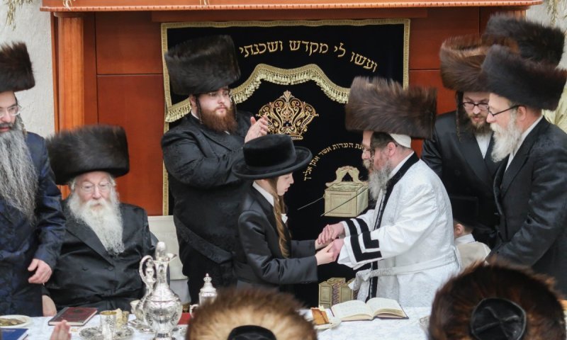 חגיגה בקרעטשניף סיגעט: שמחת בר המצווה לנכדו של האדמו"ר