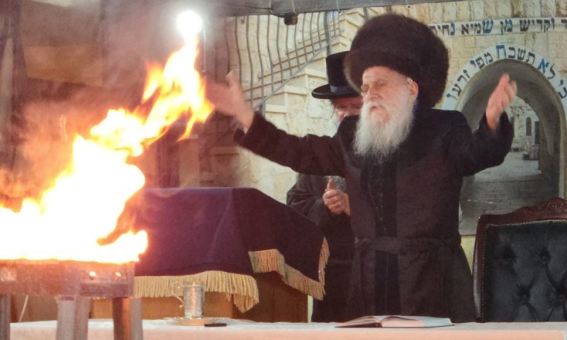 תיעוד: האדמו"ר מבוטושאן הדליק נרות לזכר מ"ה ההרוגים ולכבוד הרשב"י