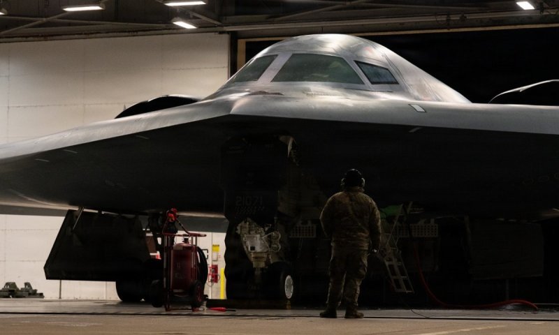 צבא ארה"ב חושף: כך מכינים את המפציץ היקר בעולם למבצע "זעם אדיר"