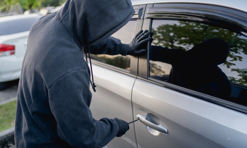 גנבו תפילין, וכסף מזומן: נעצרו 2 חשודים שפרצו לרכב | צפו