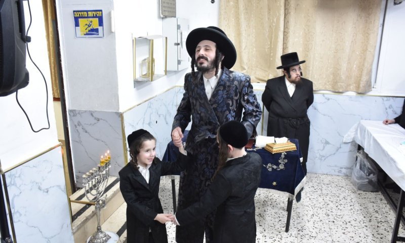הרבי ממבקשי השם חילק סופגניות בשקית ורקד עם בניו בהדלקה המרכזית