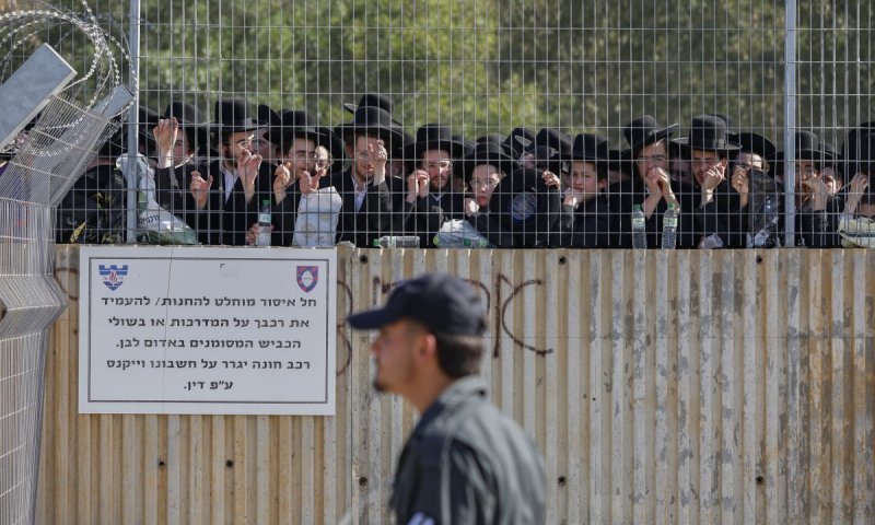 יומיים לפני הברית לבנו: אברך מחסידות סקווירא נעצר באילת ונשלח לכלא הצבאי