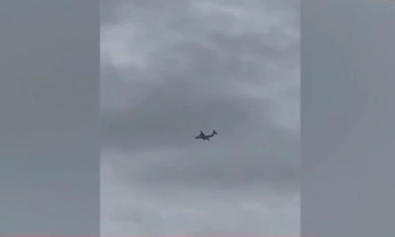 תיעוד חריג: מטוס ממשלתי איראני נצפה בשמי טהראן למרות סגירת השמיים