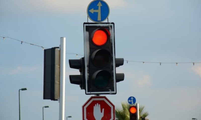 עיר ליברלית? תל אביב מובילה במספר הדוחות בנסיעה באור אדום
