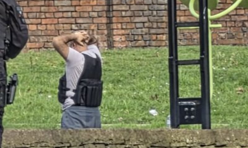 דרמה במנצ'סטר: עשרות שוטרים עצרו חשוד עם אפוד עליו בלב השכונה החרדית