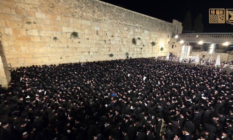 עם שירי הימים הנוראים: עצרת תפילה אדירה בכותל לרפואת האדמו"ר מויז'ניץ