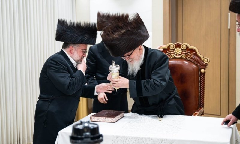 מעמד היסטורי בסקווירא: הנגיד העניק לרבי את ספר התורה הזעיר