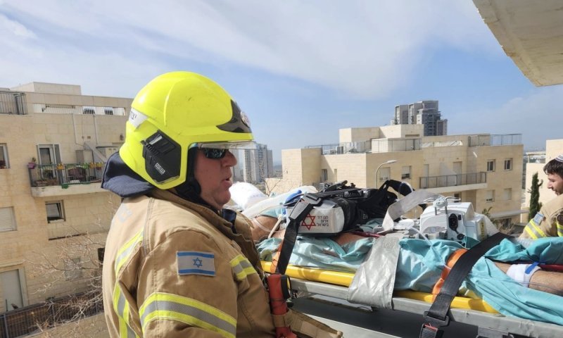 חילוץ דרמטי: בן 60 חולץ מביתו במצב רפואי קריטי בסיוע ניידת אקמו
