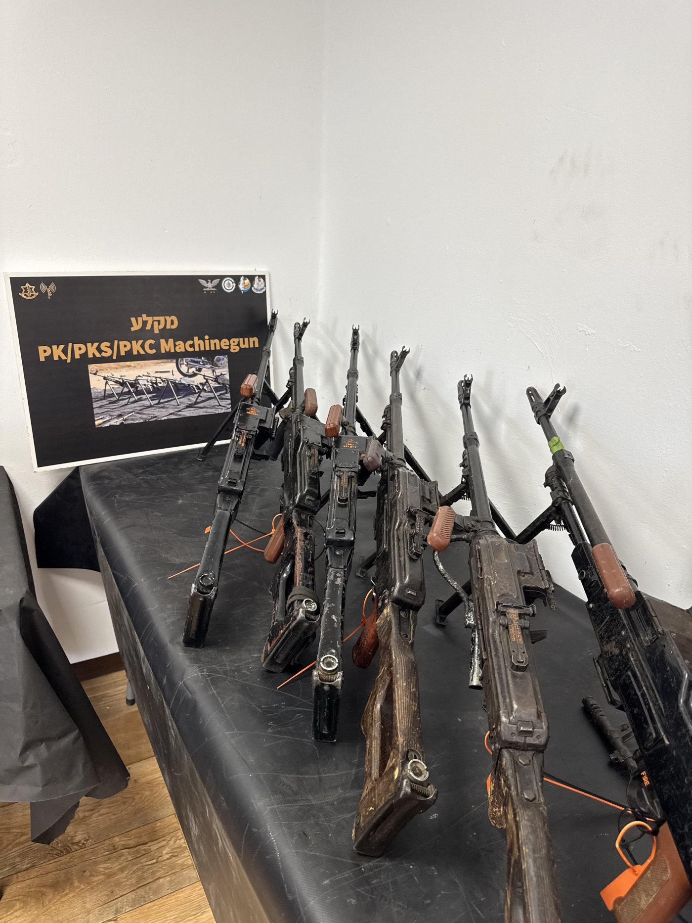 <blat>בחדרי חרדים</blat>