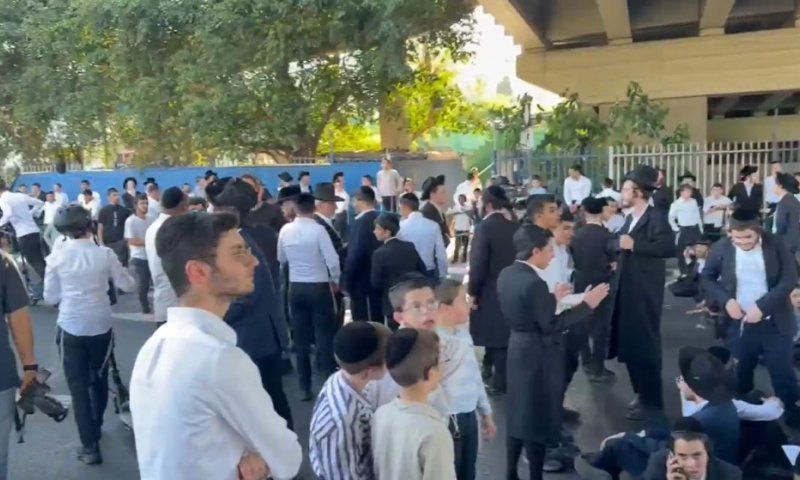 עם "טלאי צהוב": מפגינים חוסמים את כביש 4 בעקבות הסגרת תלמיד הישיבה
