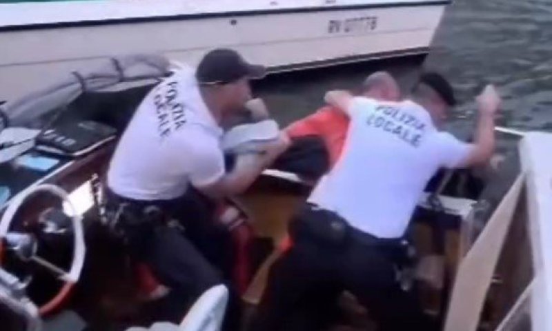 תקרית חריגה בוונציה: קטטה בין משיטי סירות הסתיימה בנפילה לתעלה