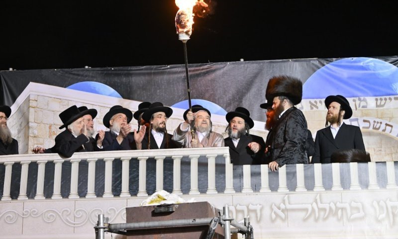 תיעוד ענק ומסכם: מעמד ההדלקה של פאר הדור רבי יעקב מאיר שכטר