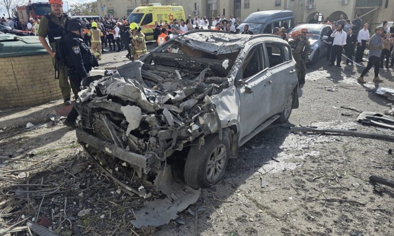 פגיעה ישירה בצפת: נזק כבד לרכבים בשכונה החרדית, כוחות כיבוי סורקים את הזירה