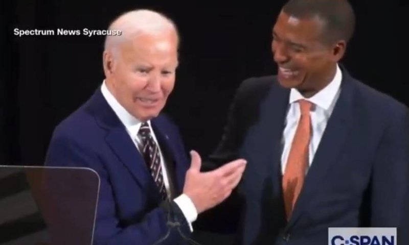 ביידן התבלבל בזיהוי וקרא לאדם מהקהל "אובמה"