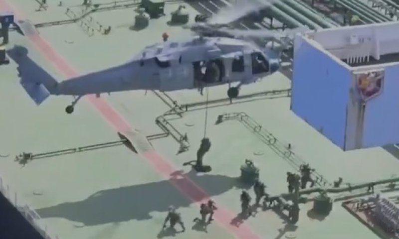 תיעוד דרמטי: לוחמי ארה"ב פשטו מהאוויר על מכלית נפט איראנית