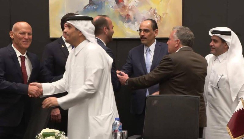 ר"מ קטאר לוחץ את ידו של ניצן אלון