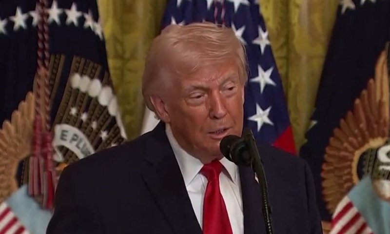 משעשע: טראמפ לא מפסיק לצחוק על נשיא צרפת 