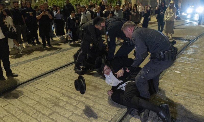 קיצוניים פרצו לחצר ביתו של מפקד המשטרה הצבאית | שלושה נעצרו במחאות ליד בני ברק 