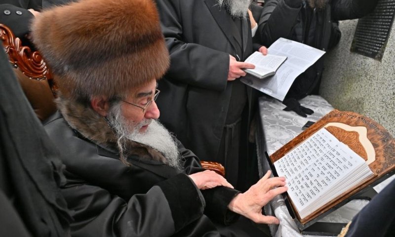 מסעיר את החסידות: שלושה אחים מבוגרים התארסו בזה אחר זה