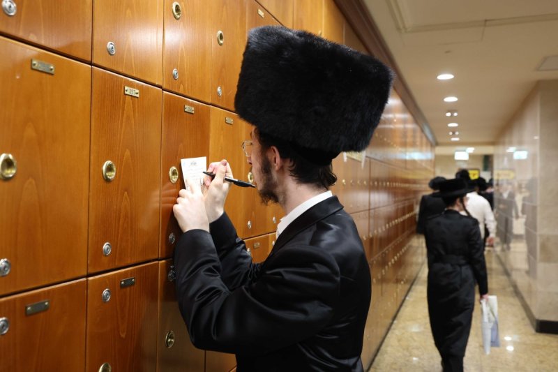 משה גולדשטיין, א. איזנבאך וארי קופרשטוק.