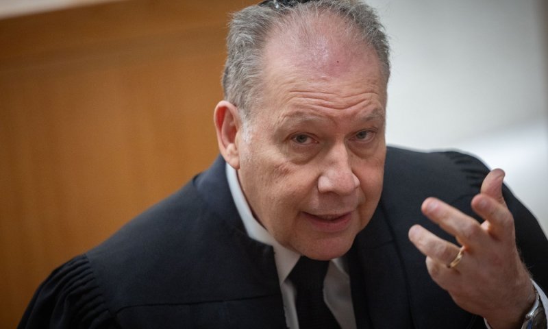 אחים לנשק דורשים מבית המשפט להכניס לכלא את עו"ד בומבך