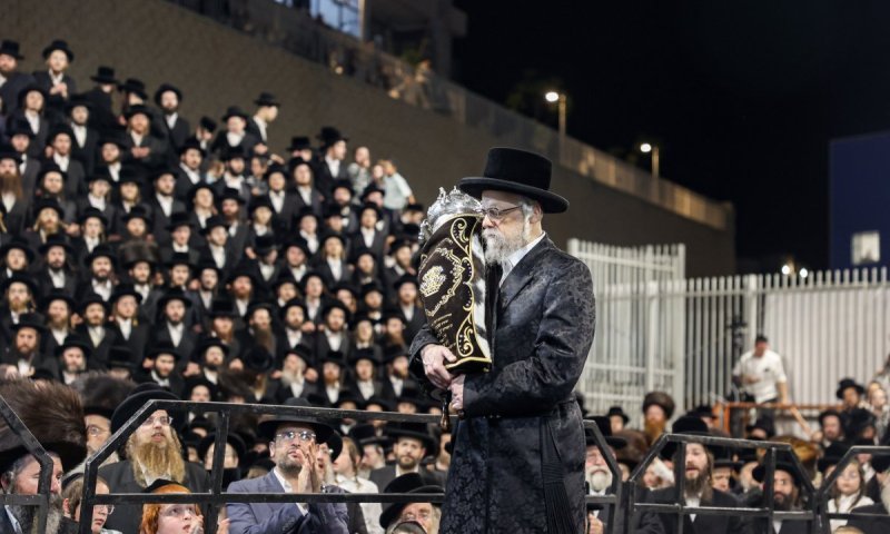 סערט ויז'ניץ חגגה בבית שמש: משפ' רוטנר תרמו ספר תורה לע"נ המגיד שיעור