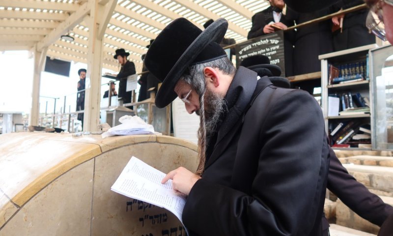 לרגל חתונת הבן: הרבי מזועהיל התפלל בקברים והתברך אצל הרבנים