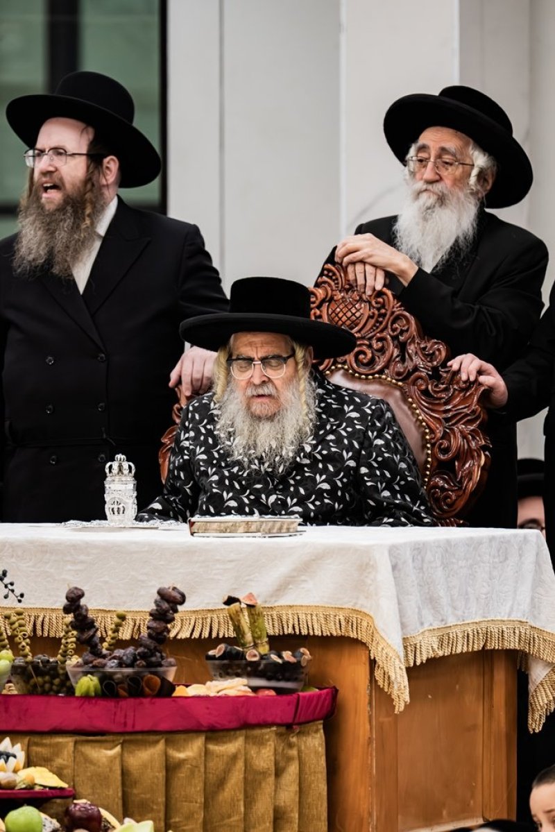 בחצרות סאטמר