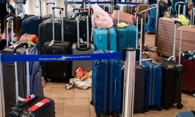 כיצד הגיעו מזוודות עם תגי טיסה וסימוני ביטחון מישראל אל שוק בפאפוס