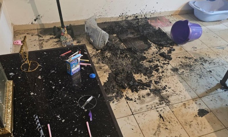 כמעט אסון: הפעוטות שיחקו בחנוכייה וגרמו לשריפה