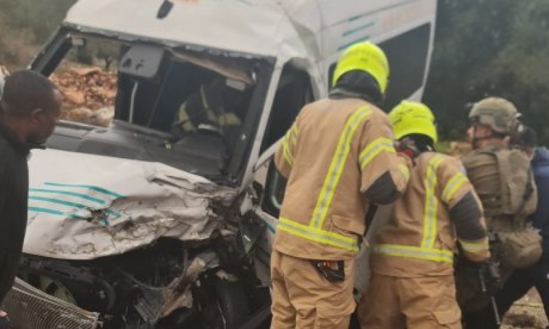 תאונה בין רכב הסעות למשאית בשומרון: לוחמי אש חילצו שני ילדים ולכודים