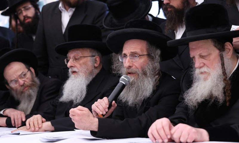 "מי מצליח יותר בחינוך הילדים?": הסוד שחשף המשפיע רבי אלימלך בידרמן ממרן הגרמ"י לפקוביץ זצוק"ל