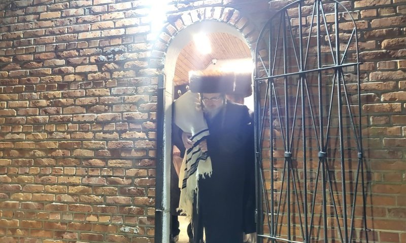 למרות המצב: האדמו"ר מביאלא בני ברק יצא למסע הילולות בפולין