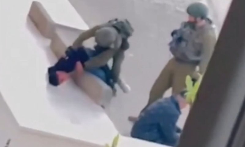 לוחם תועד מכה נער פלסטיני, בצה"ל הגיבו בחריפות