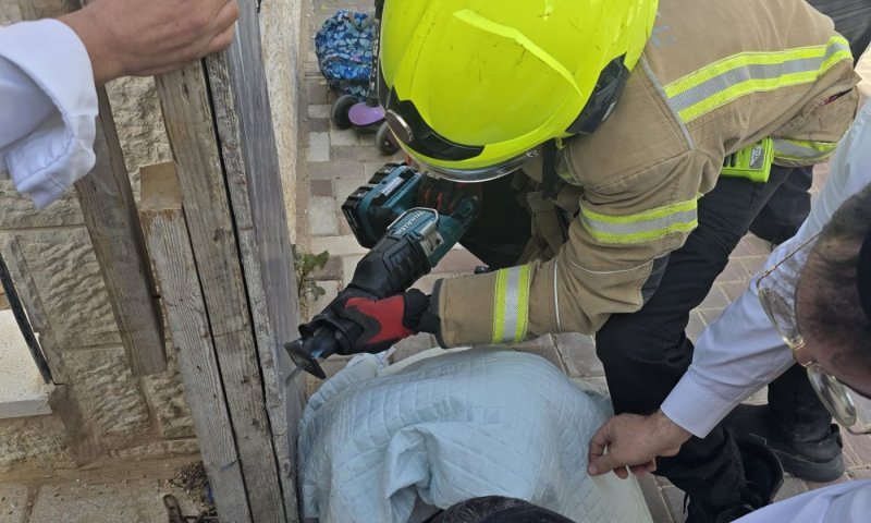 ביתר עילית: יד של בת 8 ננעצה במשטח עץ באמצעות מסמר