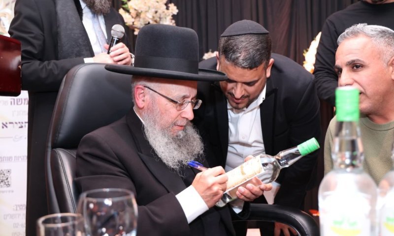 סיפורי מופתים: הגר"ג בן משה כתב על הבקבוקים את הבקשות