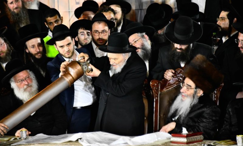 אבן הפינה הונחה: הרגע ההיסטורי שחסידי אלכסנדר חיכו לו עשרות שנים