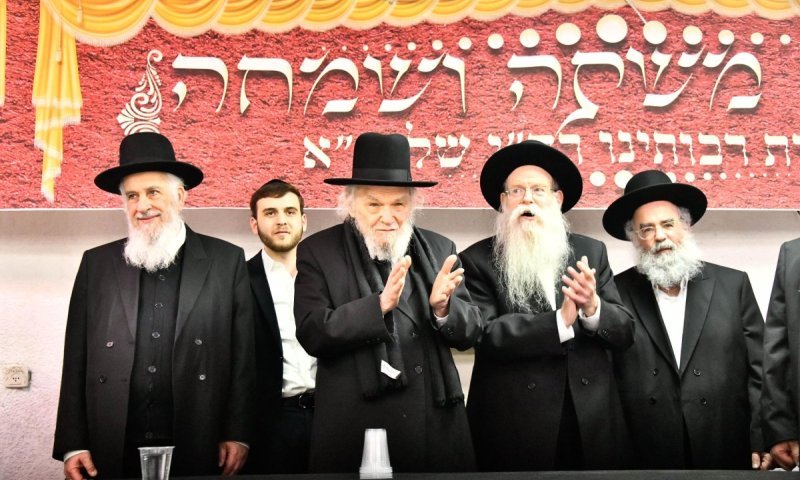 פורים בסלבודקה: ראש הישיבה הלהיב את הבחורים עם 'עוצו עצה'