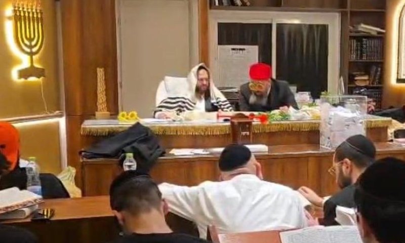 המסר של הגאון הינוקא לפורים בצל המלחמה - צפו בתיעוד מהמגילה