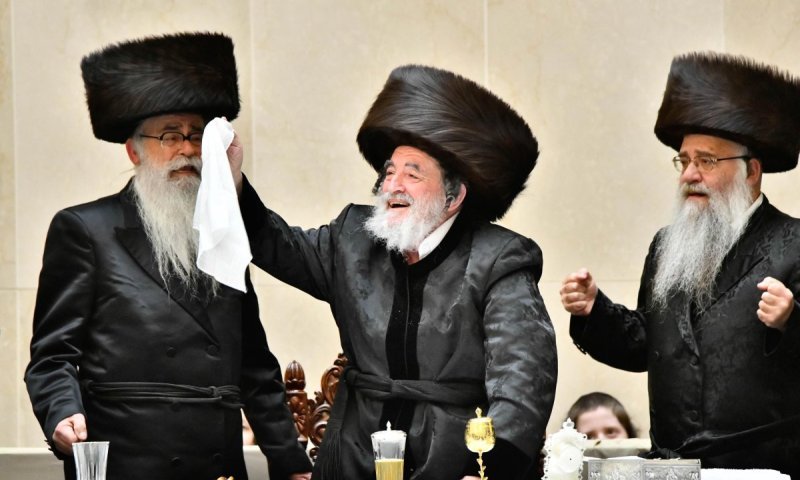 תיעוד מרגש מויז'ניץ: האדמו"ר הלהיב את החסידים בשמחת הפארשפיל