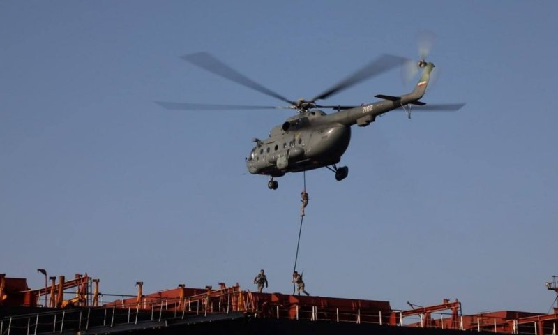 משחקים באש במפרץ: תרגיל איראני-רוסי צמוד לנושאת המטוסים האמריקנית